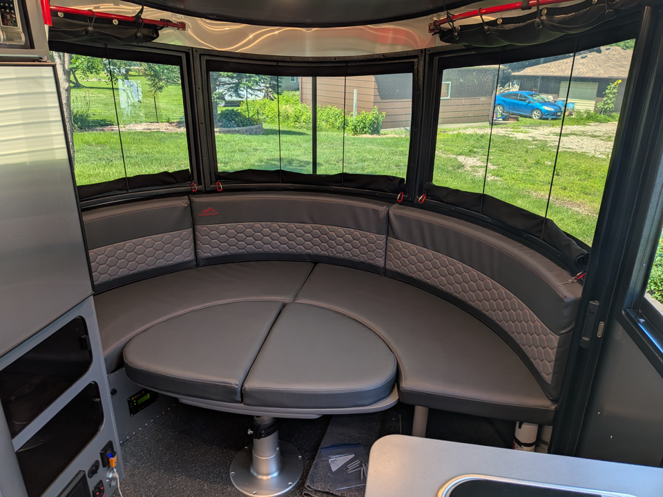 Front panoramic dinette with wraparound windows