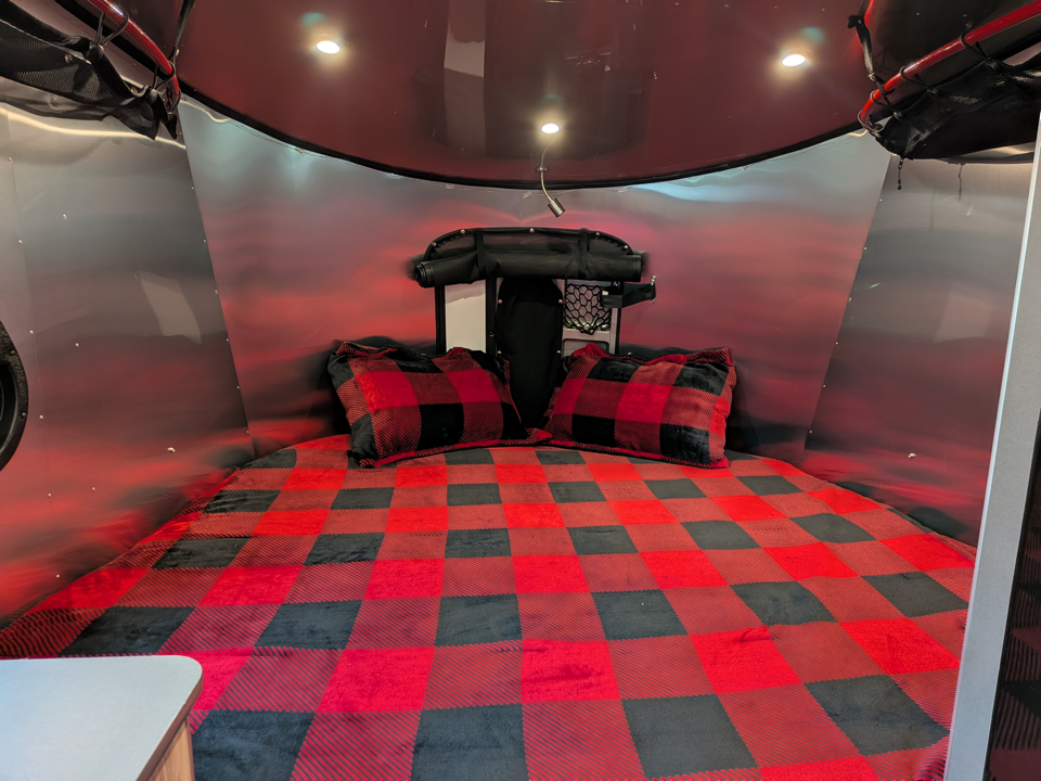Rear sleeping area with panoramic rear opening